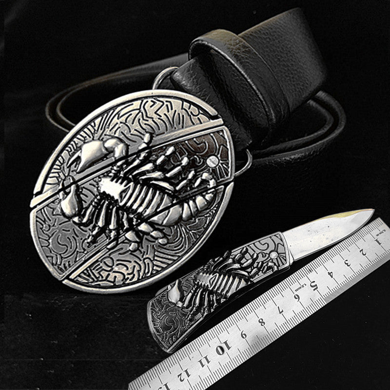 "Herrbälte i äkta läder, dolt knivspänne, svart med metallglänsande finish, elegant och funktionell accessoar."