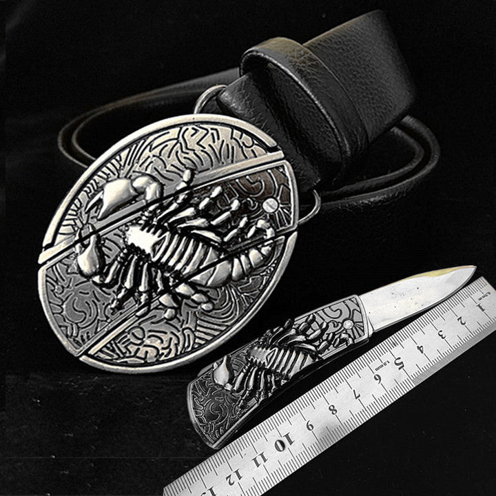 "Herrbälte i äkta läder, dolt knivspänne, svart med metallglänsande finish, elegant och funktionell accessoar."