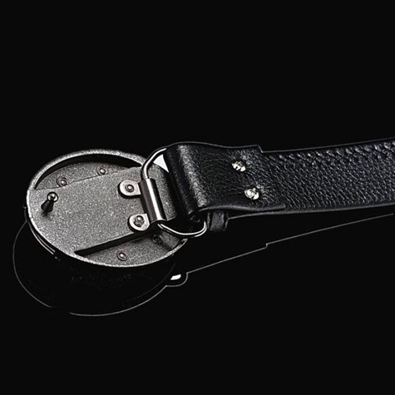 "Herrbälte i äkta läder, dolt knivspänne, svart med metallglänsande finish, elegant och funktionell accessoar."