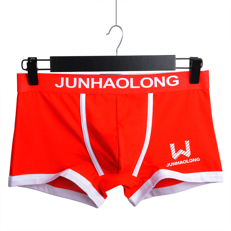 "Herrboxershorts i mittmidja, elastisk passform, mjuk bomullsblandning. Finns i färger: blå, vit, röd, svart, orange."