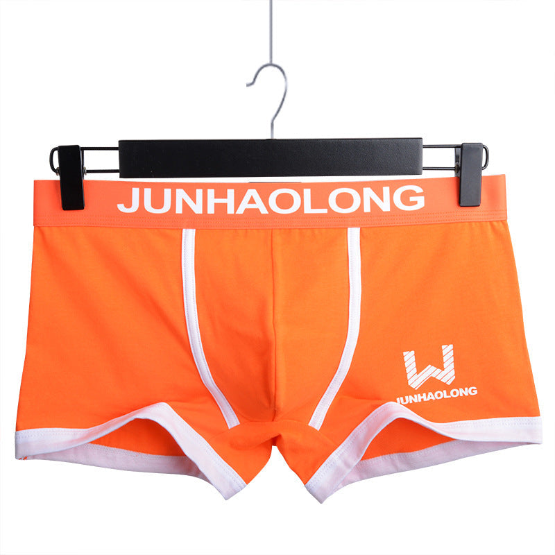 "Herrboxershorts i mittmidja, elastisk passform, mjuk bomullsblandning. Finns i färger: blå, vit, röd, svart, orange."