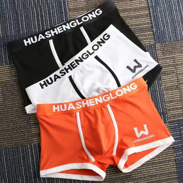 "Herrboxershorts i mittmidja, elastisk passform, mjuk bomullsblandning. Finns i färger: blå, vit, röd, svart, orange."