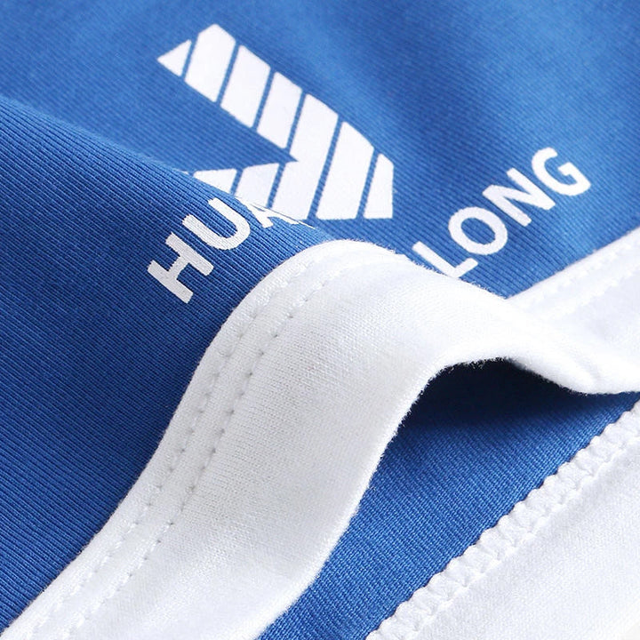 "Herrboxershorts i mittmidja, elastisk passform, mjuk bomullsblandning. Finns i färger: blå, vit, röd, svart, orange."