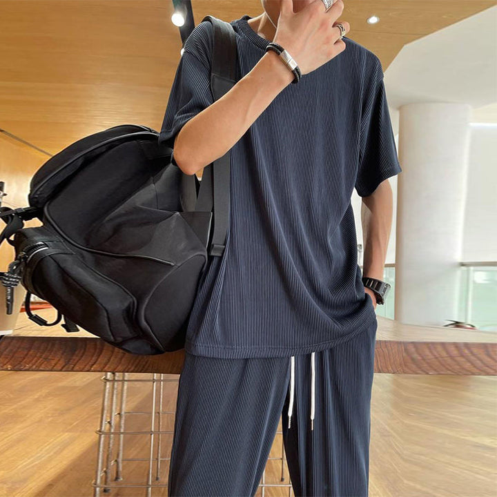 "Herrbyxset av is-silke, rund hals, vita elastiska byxor, praktiska fickor, avslappnad passform, stilren design"