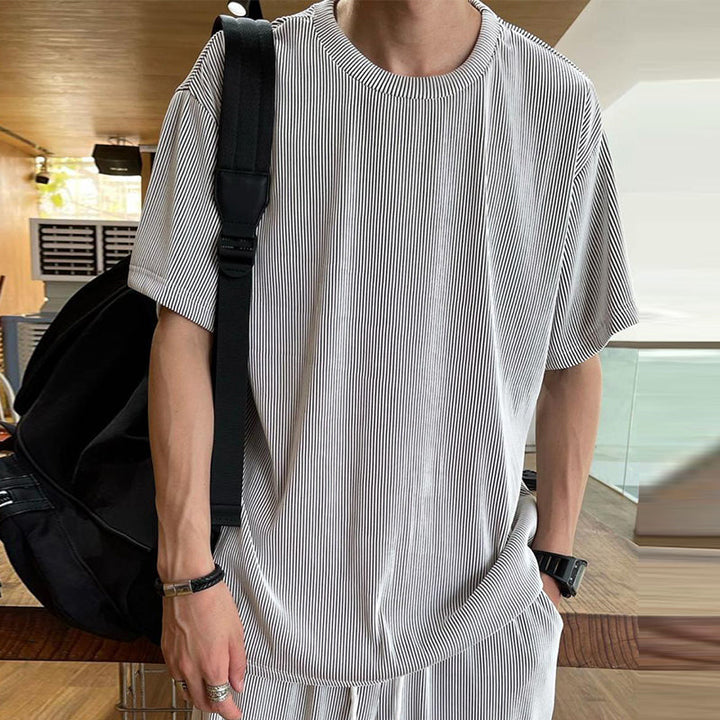 "Herrbyxset av is-silke, rund hals, vita elastiska byxor, praktiska fickor, avslappnad passform, stilren design"