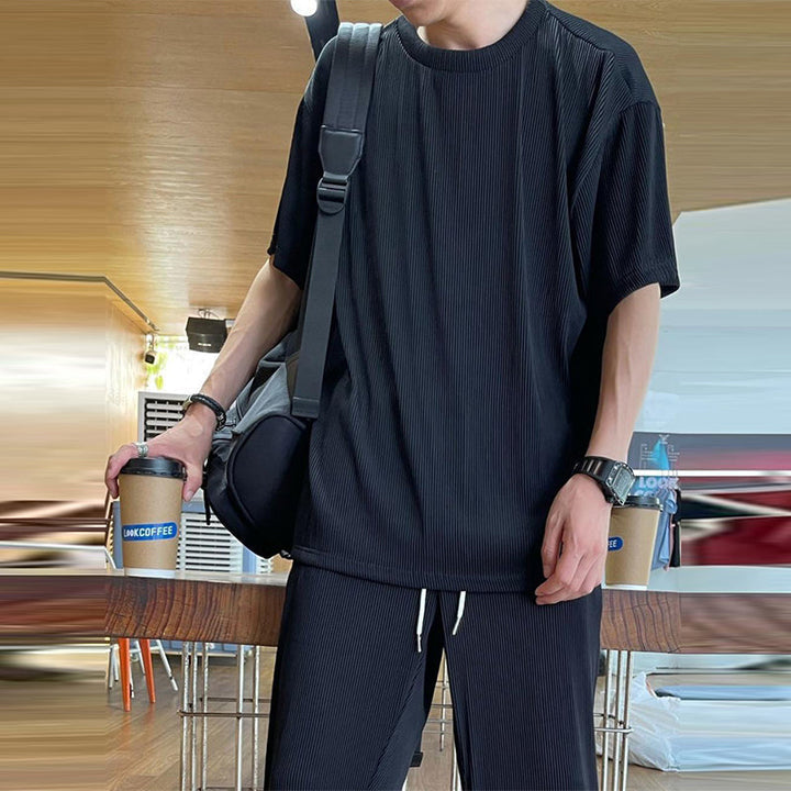 "Herrbyxset av is-silke, rund hals, vita elastiska byxor, praktiska fickor, avslappnad passform, stilren design"