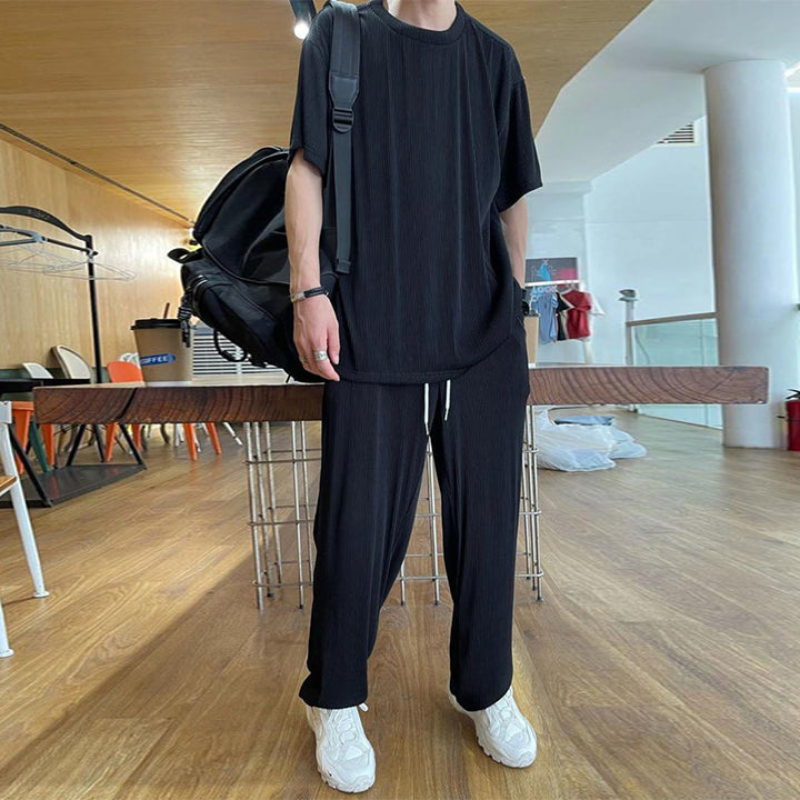 "Herrbyxset av is-silke, rund hals, vita elastiska byxor, praktiska fickor, avslappnad passform, stilren design"