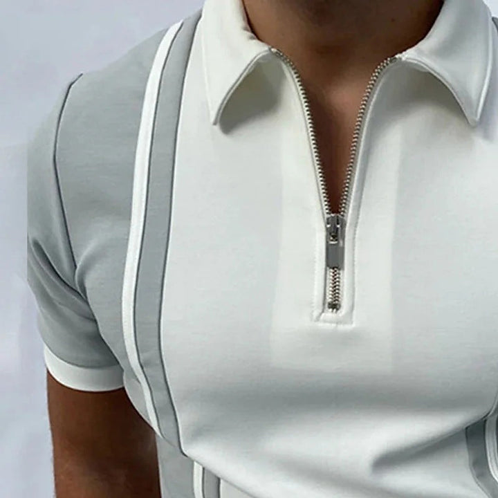 "Herrpiké i colorblock, smal passform, kortärmad, polyester, framifrån, modern stil för sommar, avslappnad look."