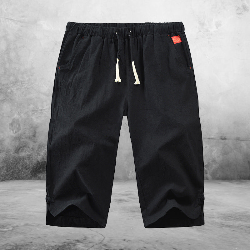 "Herrshorts i beige bomull-linne, dragsko och tre fickor, framifrån i soligt väder"