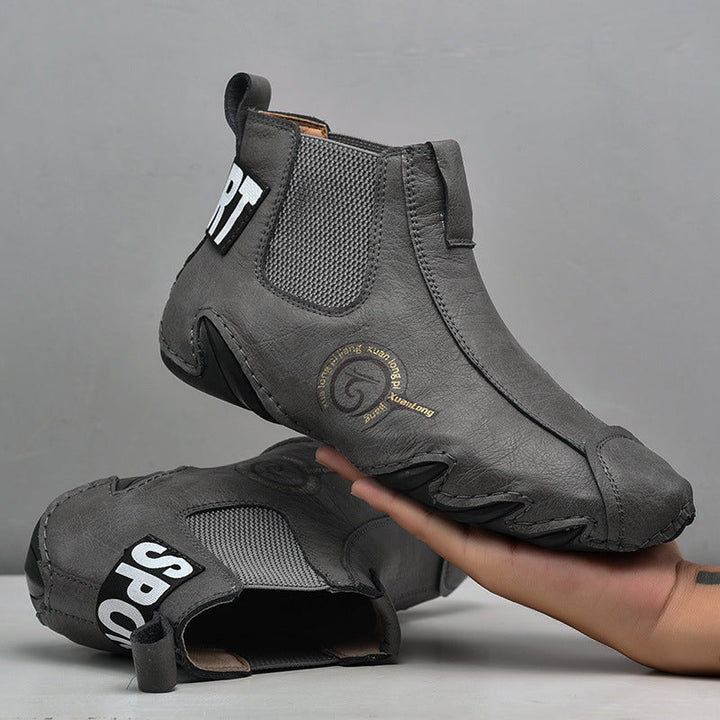 "Herrstövlar av äkta läder med handsömmar, dämpande sula och slitstarkt greppmönster, snygg tidlös design."