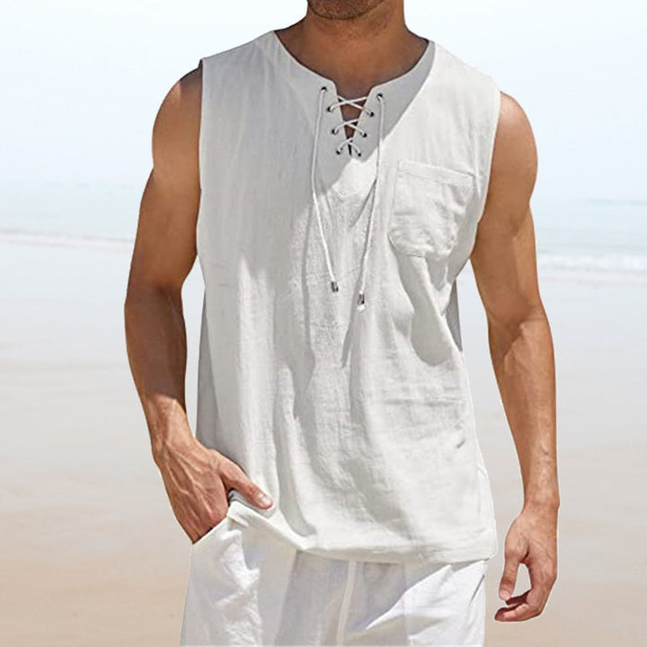 "Herrväst i linne och bomull, dragsko, enfärgad, lös passform, ljus beige, fram- och sidovy, för herrkläder."