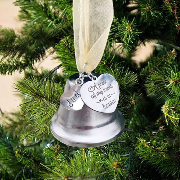"Hjärtevärmande julminnesängel med klockform, eleganta ängelvingar, perfekt för julgranens dekoration."