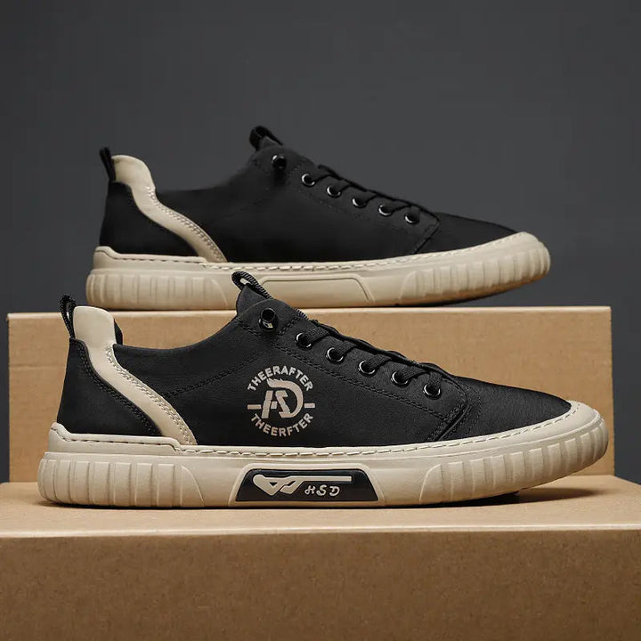 "Högklassiga herrsneakers i grått med elastiska snören och antihalksula, perfekt för stil och komfort."