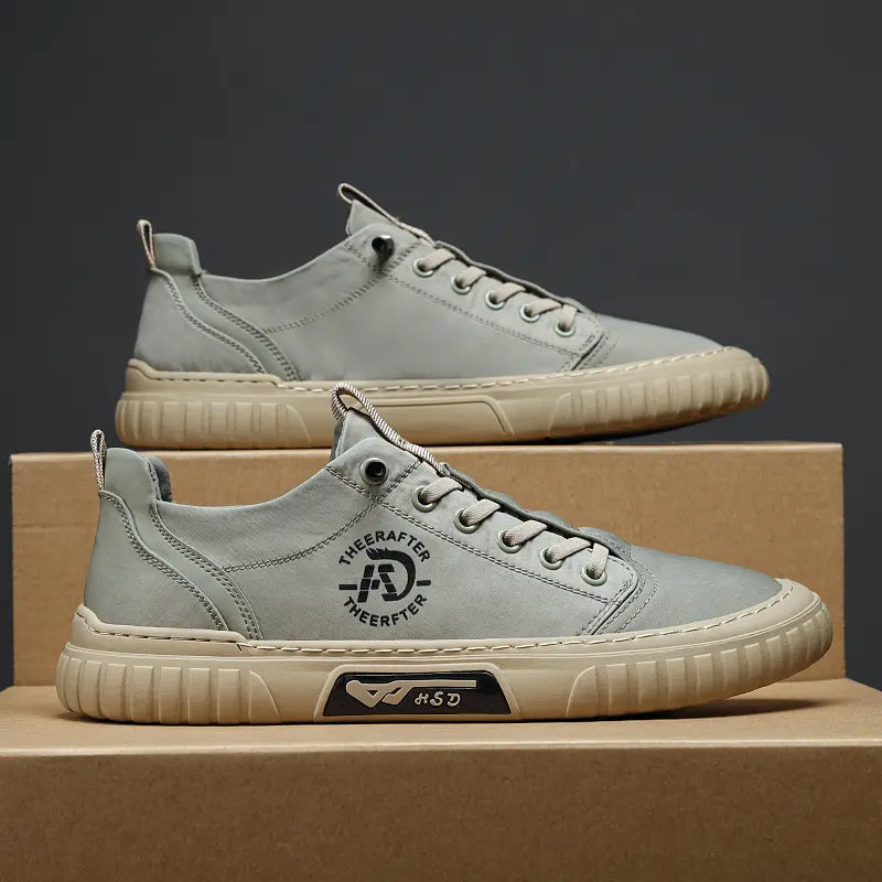 "Högklassiga herrsneakers i grått med elastiska snören och antihalksula, perfekt för stil och komfort."