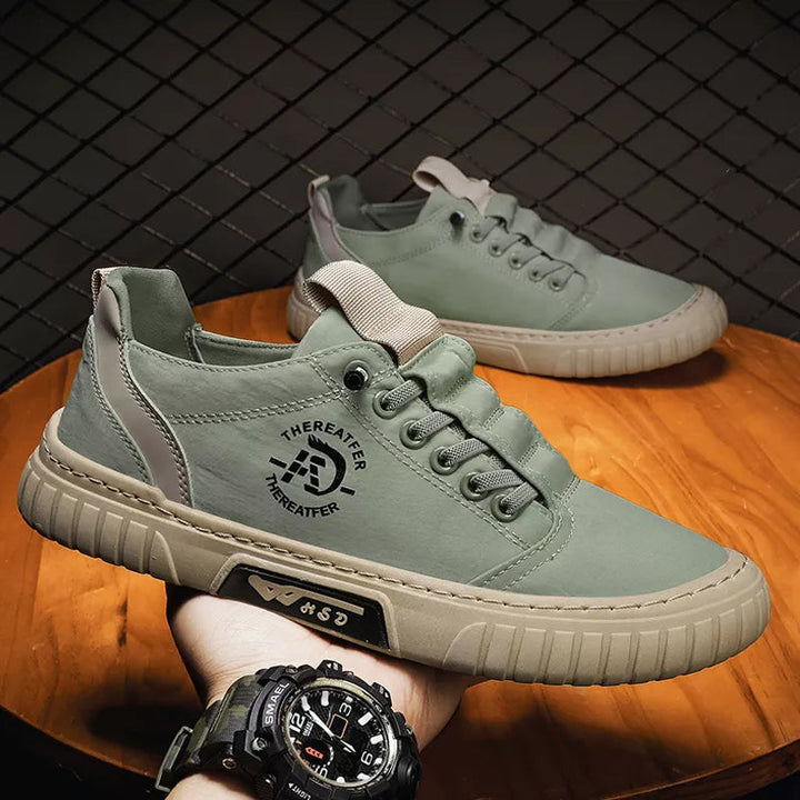 "Högklassiga herrsneakers i grått med elastiska snören och antihalksula, perfekt för stil och komfort."