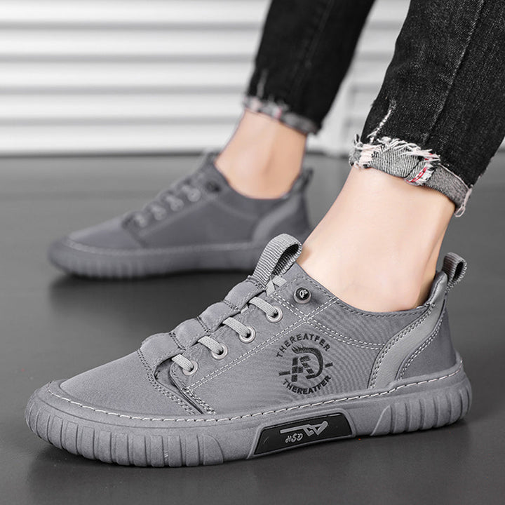 "Högklassiga herrsneakers i grått med elastiska snören och antihalksula, perfekt för stil och komfort."