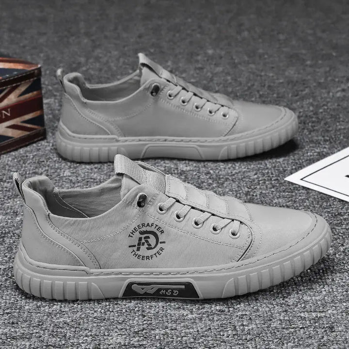 "Högklassiga herrsneakers i grått med elastiska snören och antihalksula, perfekt för stil och komfort."