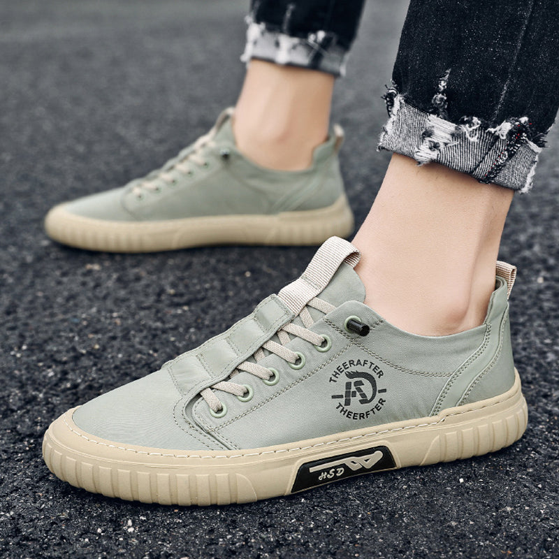 "Högklassiga herrsneakers i grått med elastiska snören och antihalksula, perfekt för stil och komfort."