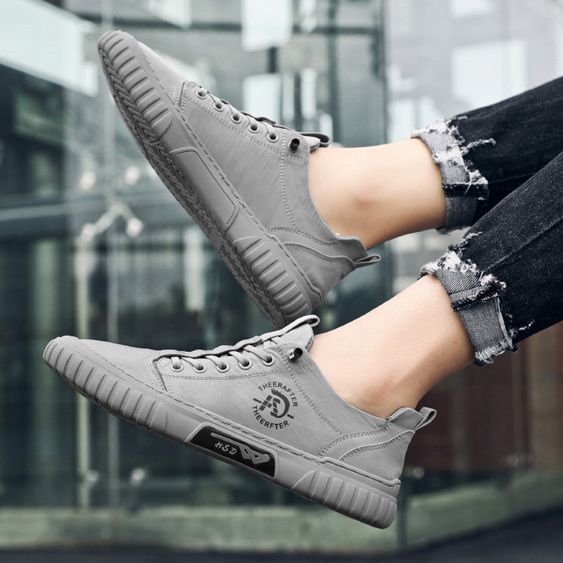 "Högklassiga herrsneakers i grått med elastiska snören och antihalksula, perfekt för stil och komfort."