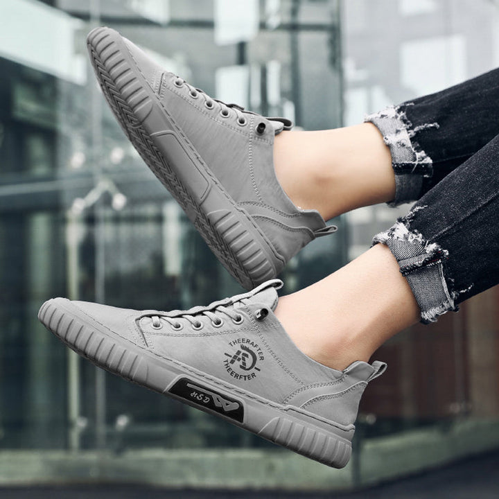 "Högklassiga herrsneakers i grått med elastiska snören och antihalksula, perfekt för stil och komfort."