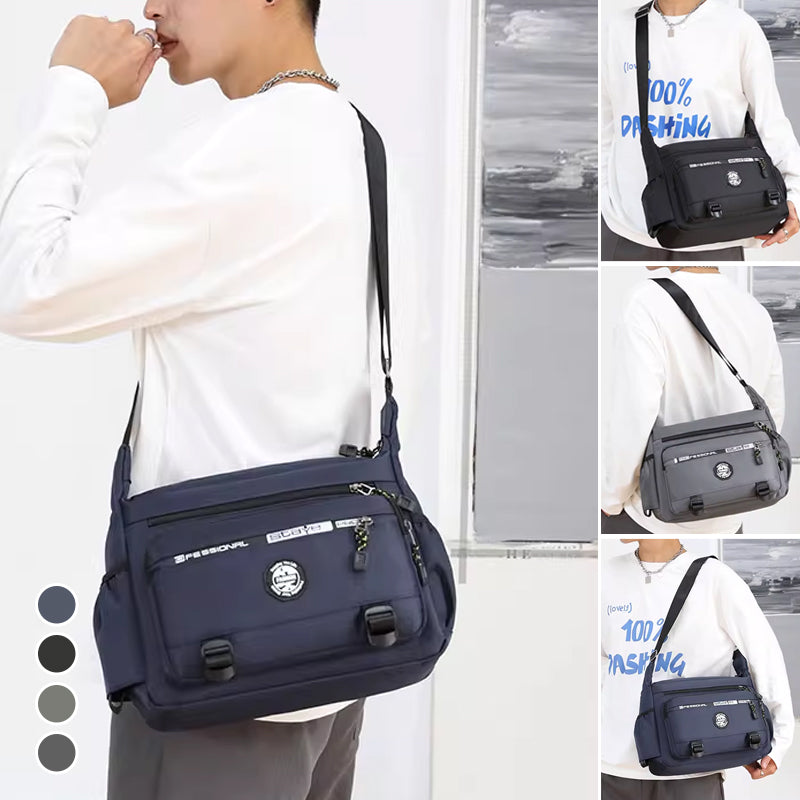 "Högkvalitativ svart axelväska för män med flera fickor, justerbara remmar och vattentät yta, sedd bakifrån."