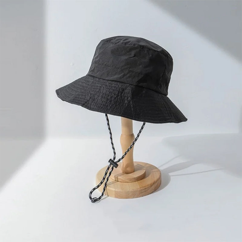 "Hopfällbar solhatt för damer med UV-skydd, bred brätte i vattentät polyester, trendig och enkel att bära."