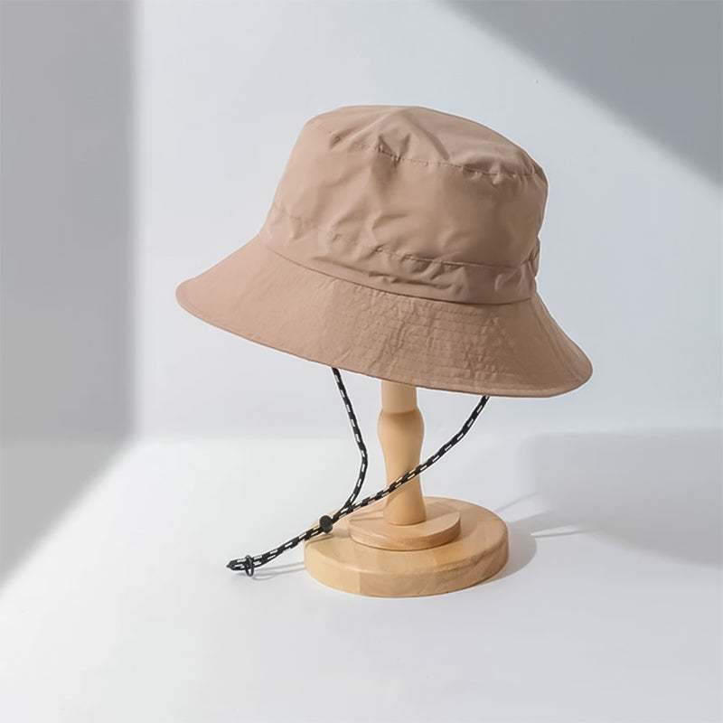 "Hopfällbar solhatt för damer med UV-skydd, bred brätte i vattentät polyester, trendig och enkel att bära."