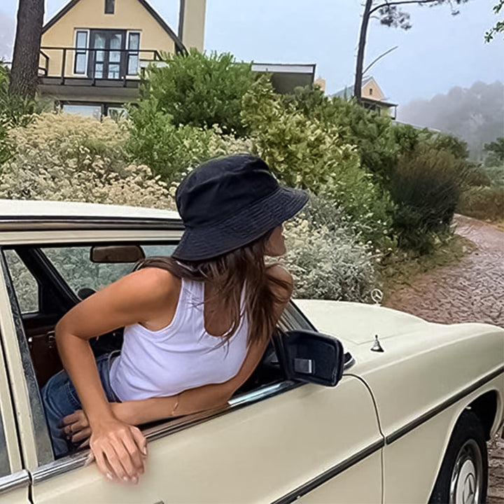 "Hopfällbar solhatt för damer med UV-skydd, bred brätte i vattentät polyester, trendig och enkel att bära."