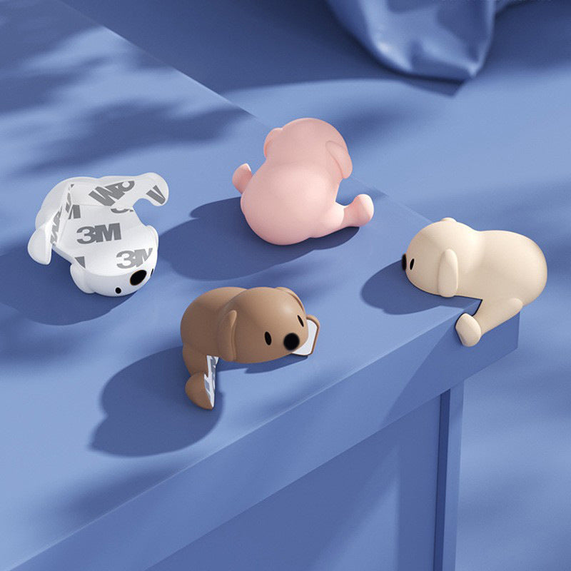 "Hörnskydd i silikon, tecknad design, rosa ton, skyddar barn från skarpa hörn, perfekt för soffbord och stolar."