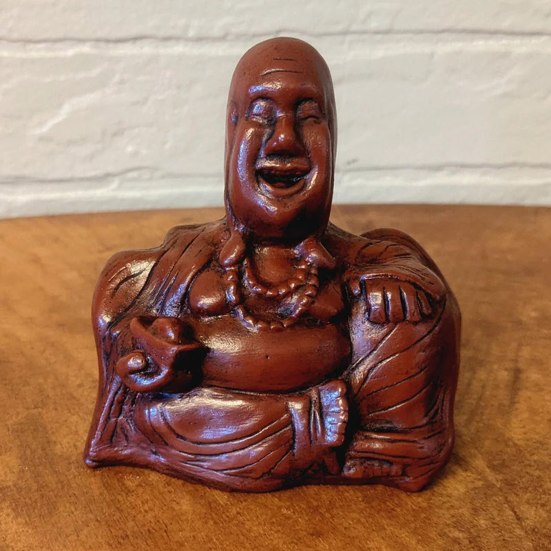 Humoristisk Buddha figur med utsträckt långfinger, gjord av harts, perfekt för skrivbord eller hylla, väcker skratt.