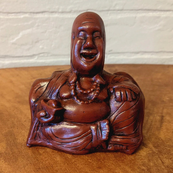 Humoristisk Buddha figur med utsträckt långfinger, gjord av harts, perfekt för skrivbord eller hylla, väcker skratt.