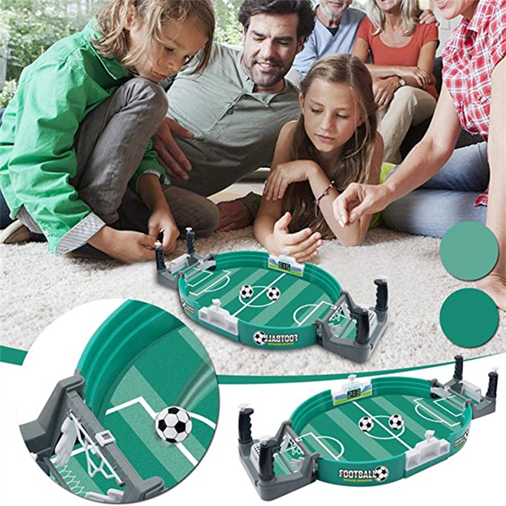 Interaktivt bordfotbollsspel för familjen, grön plast, närbild av planen och spelare, främjar motorik och samspel.