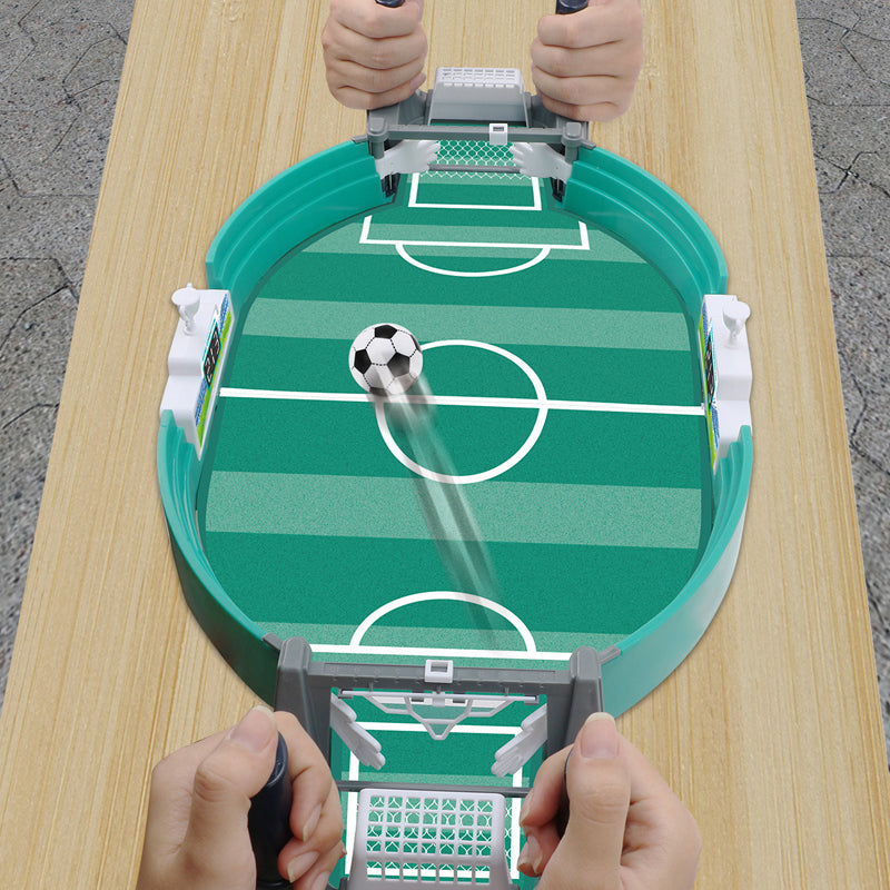 Interaktivt bordfotbollsspel för familjen, grön plast, närbild av planen och spelare, främjar motorik och samspel.