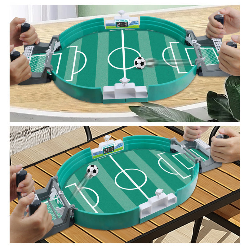 Interaktivt bordfotbollsspel för familjen, grön plast, närbild av planen och spelare, främjar motorik och samspel.