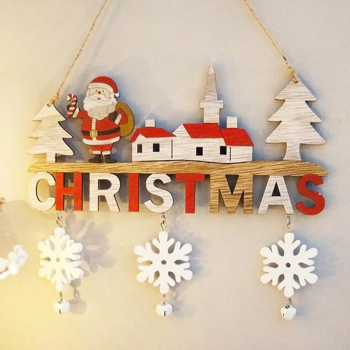 "Jul Välkommen Ornament av Trä - Festlig naturinspirerad dörrdekoration med tomtar och snöflingor, enkelt att hänga."