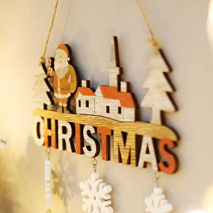 "Jul Välkommen Ornament av Trä - Festlig naturinspirerad dörrdekoration med tomtar och snöflingor, enkelt att hänga."
