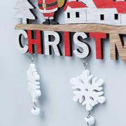 "Jul Välkommen Ornament av Trä - Festlig naturinspirerad dörrdekoration med tomtar och snöflingor, enkelt att hänga."