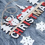 "Jul Välkommen Ornament av Trä - Festlig naturinspirerad dörrdekoration med tomtar och snöflingor, enkelt att hänga."