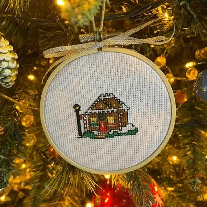 "Juladventskalender broderikit med festligt mönster och träram, perfekt för att skapa minnesrika helgdagar."