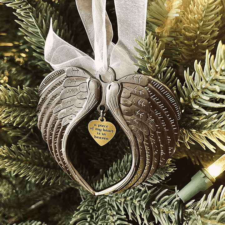 "Julängel Vingarklocka med antik design och nostalgi, elegant guld- och silverfinish, perfekt juldekor för granen."