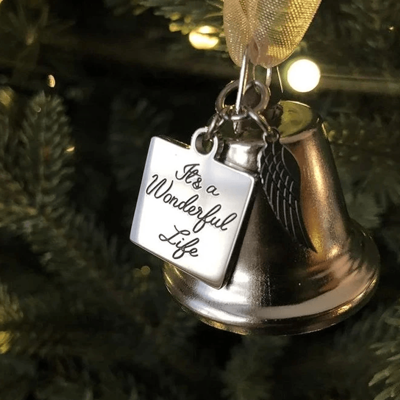 "Julängel Vingarklocka med antik design och nostalgi, elegant guld- och silverfinish, perfekt juldekor för granen."