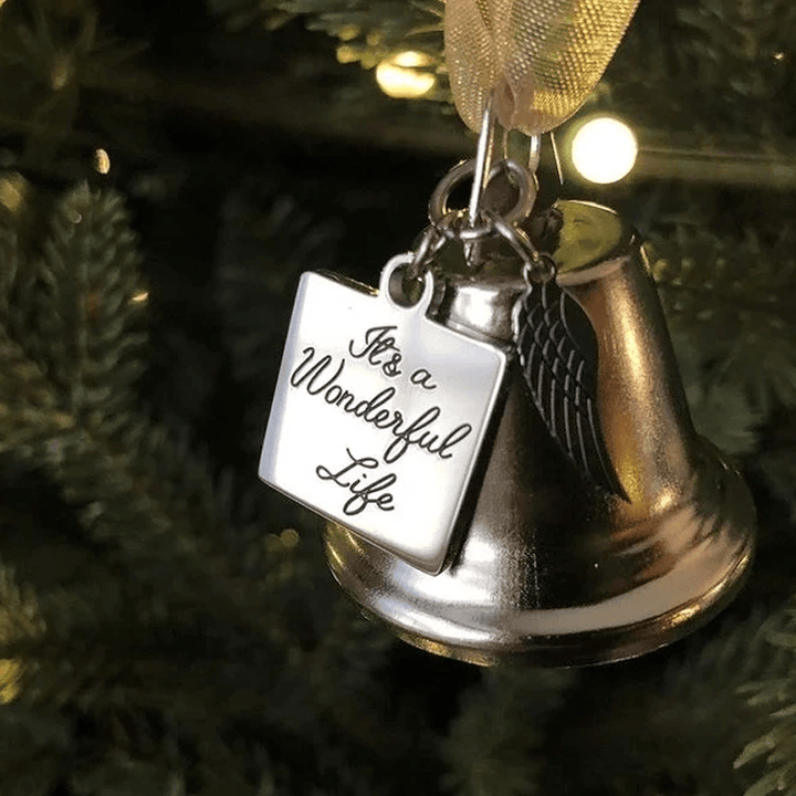 "Julängel Vingarklocka med antik design och nostalgi, elegant guld- och silverfinish, perfekt juldekor för granen."