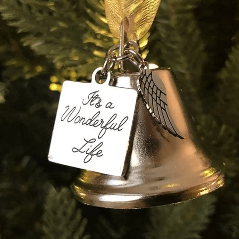 "Julängel Vingarklocka med antik design och nostalgi, elegant guld- och silverfinish, perfekt juldekor för granen."