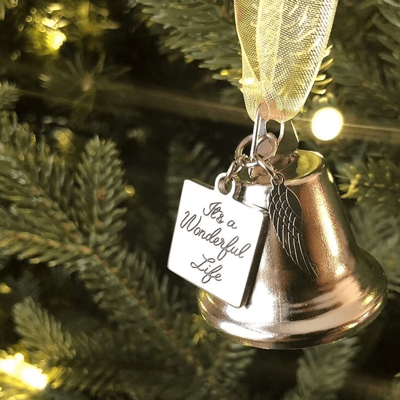 "Julängel Vingarklocka med antik design och nostalgi, elegant guld- och silverfinish, perfekt juldekor för granen."