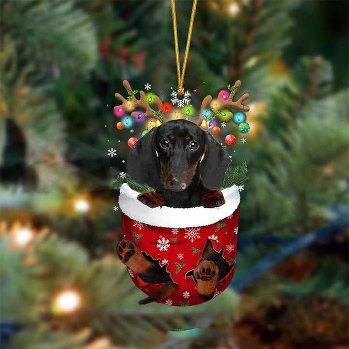 "Julgransdekoration: Söt hund i strumpa med modern stil, realistiska detaljer och minimalistisk design i högkvalitativ akryl.