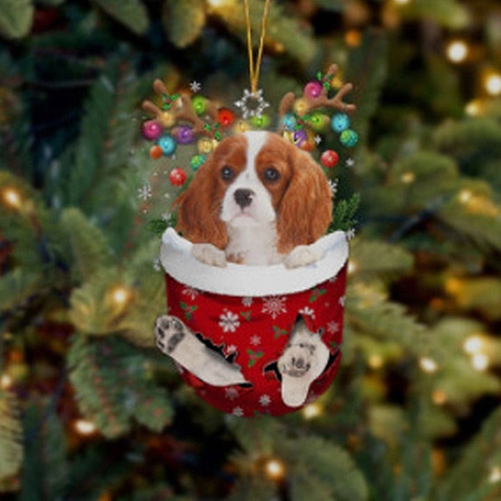 "Julgransdekoration: Söt hund i strumpa med modern stil, realistiska detaljer och minimalistisk design i högkvalitativ akryl.
