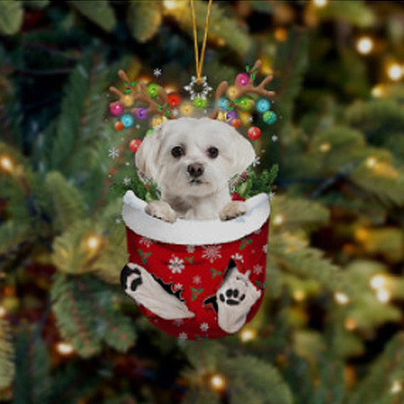 "Julgransdekoration: Söt hund i strumpa med modern stil, realistiska detaljer och minimalistisk design i högkvalitativ akryl.