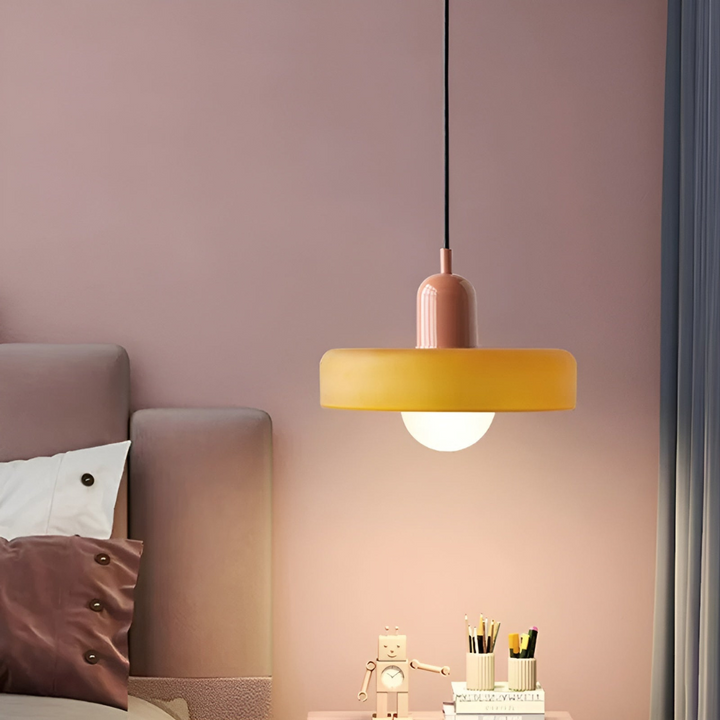 Justerbar glaslampa, taklampa, elegant design. Mjukt ljus, modern inredning.