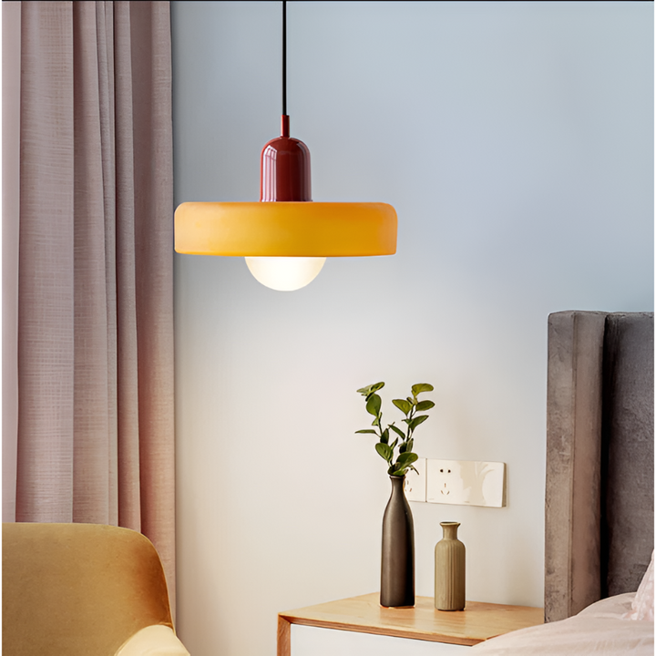 Justerbar glaslampa, taklampa, elegant design. Mjukt ljus, modern inredning.