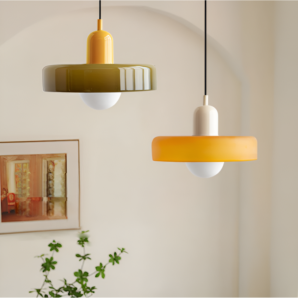 Justerbar glaslampa, taklampa, elegant design. Mjukt ljus, modern inredning.